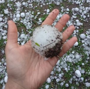 Una fuerte granizada azotó Unquillo y dejó autos destrozados y graves daños en viviendas - Telefe Córdoba